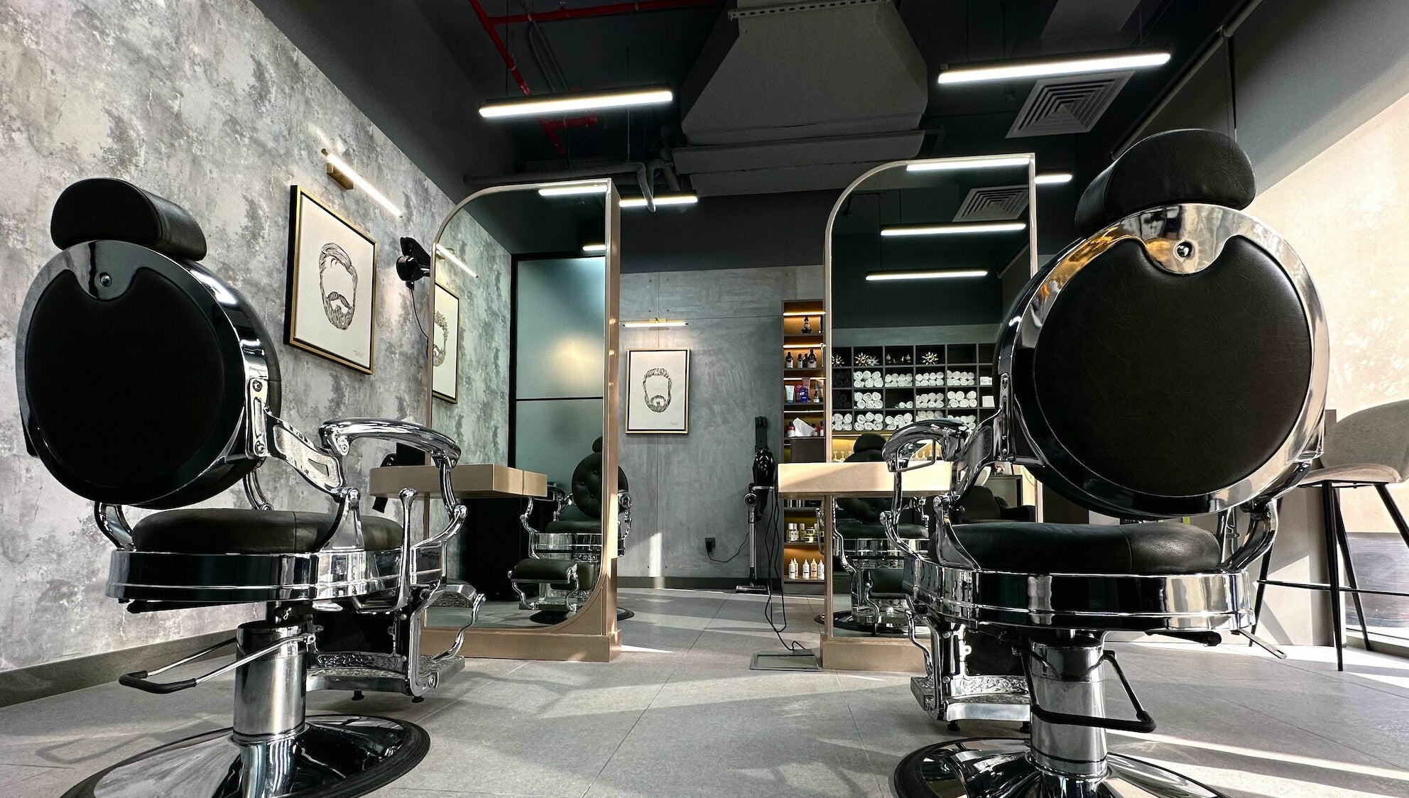 Elegant barber chairs at Hermanos Gents Salon, دبي, دبي, AE, showcasing a modern and stylish interior.
