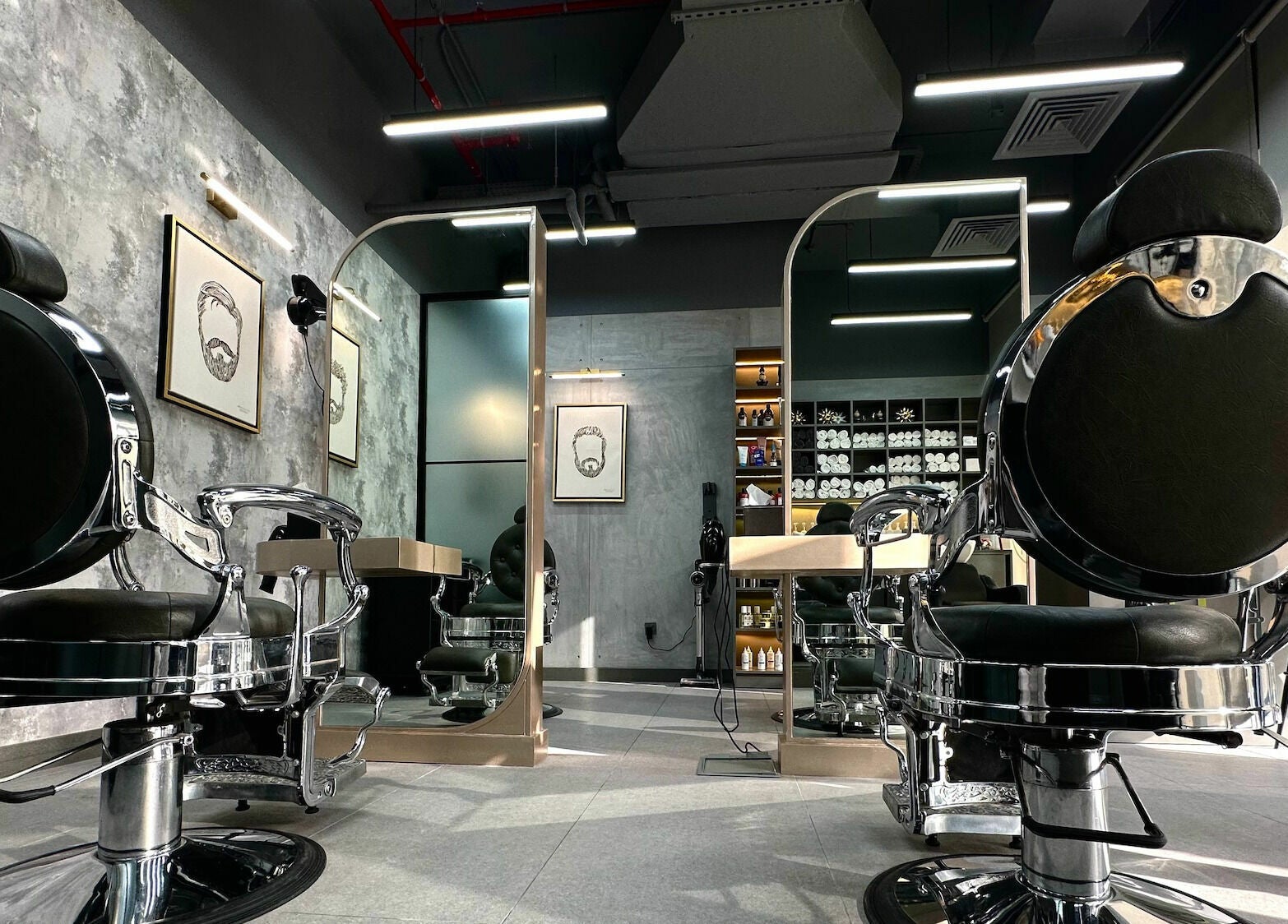 Elegant barber chairs at Hermanos Gents Salon, دبي, دبي, AE, showcasing a modern and stylish interior.