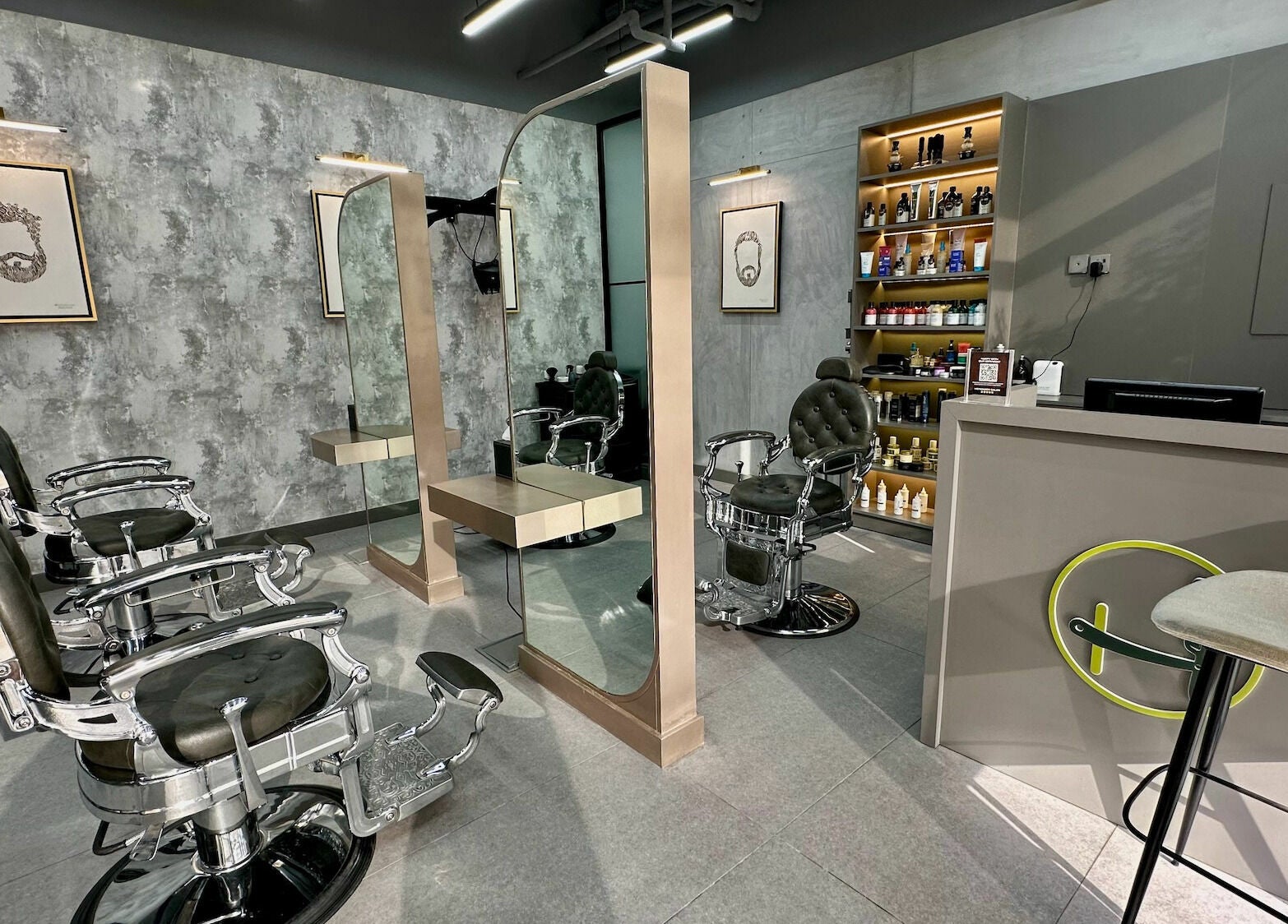 Sleek interior of Hermanos Gents Salon in دبي, دبي, AE showcasing modern barber chairs and products.