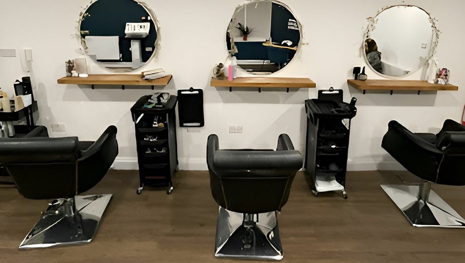 Evolve Hair and Beauty Bar image 1