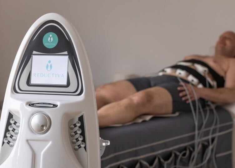 Equipo de terapia en REDUCTIVA Paseo de Gracia, Barcelona, Catalunya, ES, en uso para tratamiento de bienestar.