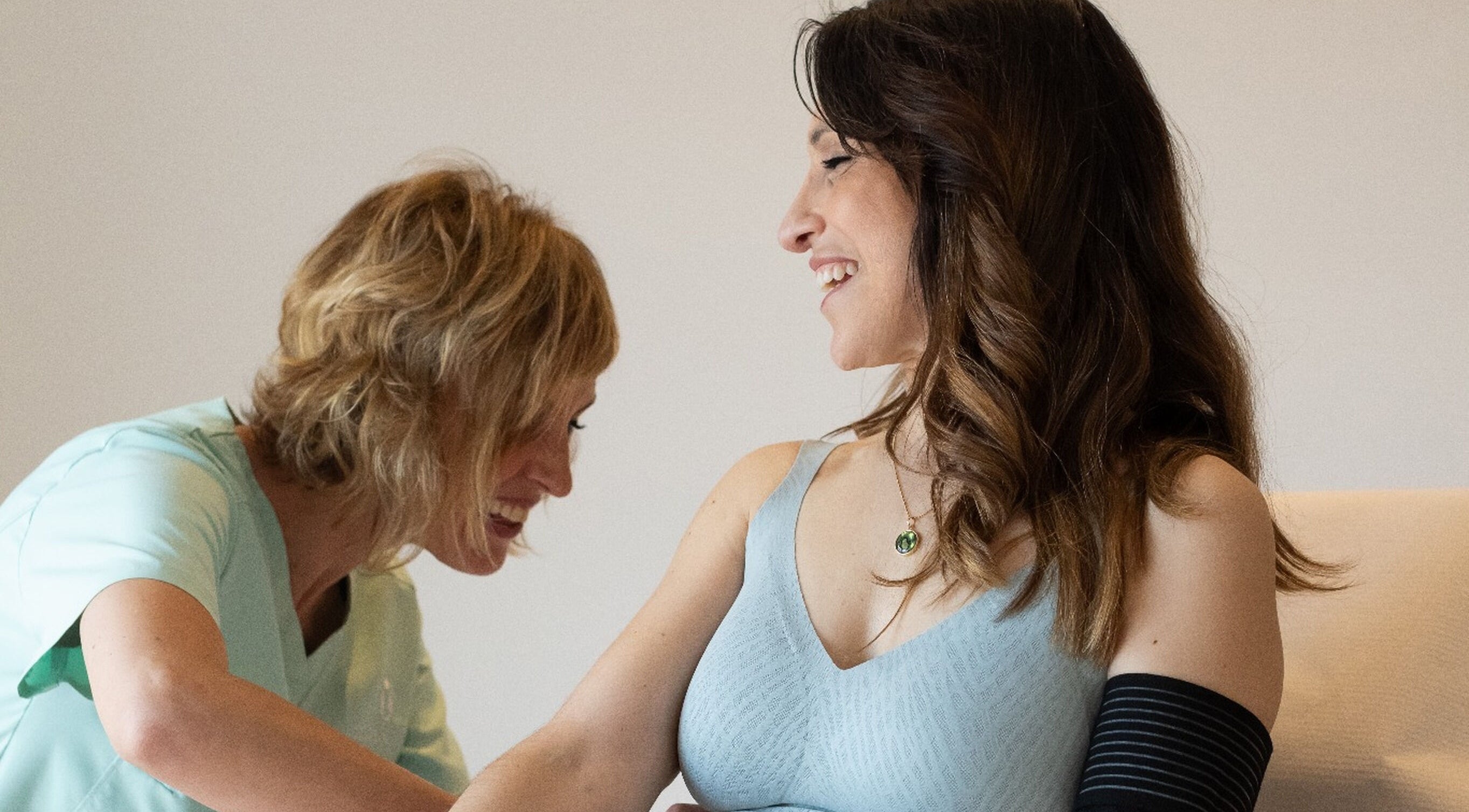 Cliente feliz recibiendo tratamiento en REDUCTIVA Muntaner, Barcelona, Catalunya, ES. Experiencia de bienestar.