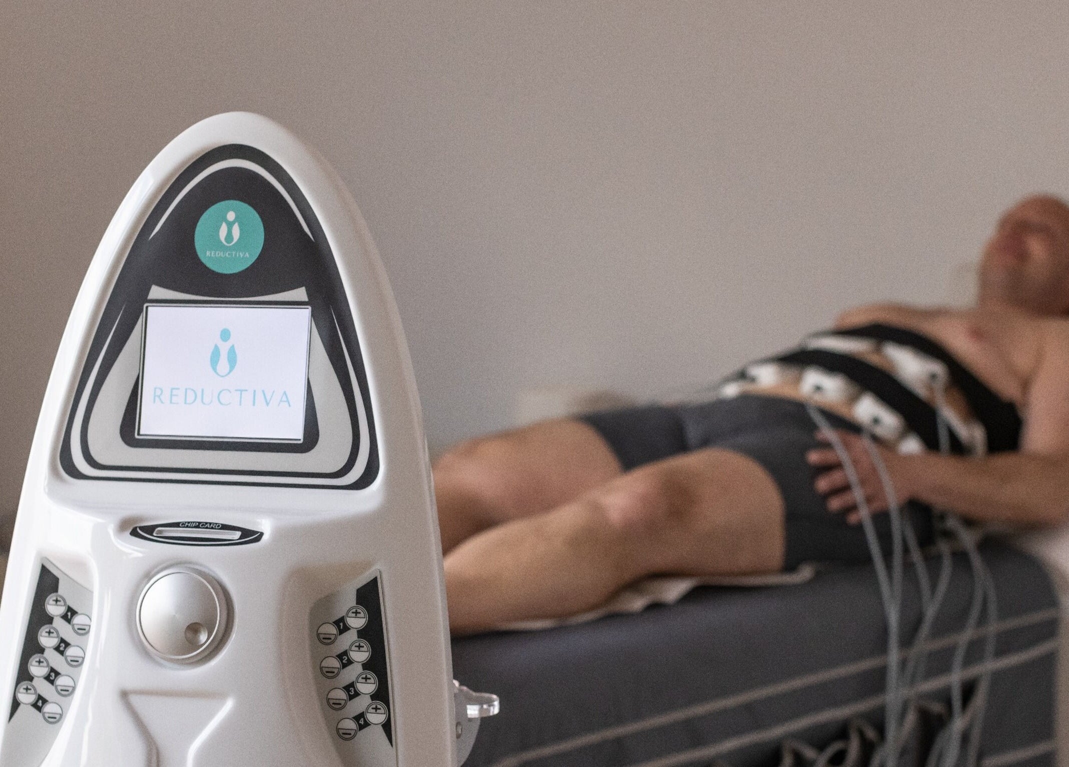 Máquina de tratamiento en REDUCTIVA Muntaner, Barcelona, Catalunya, ES, con cliente recibiendo terapia.