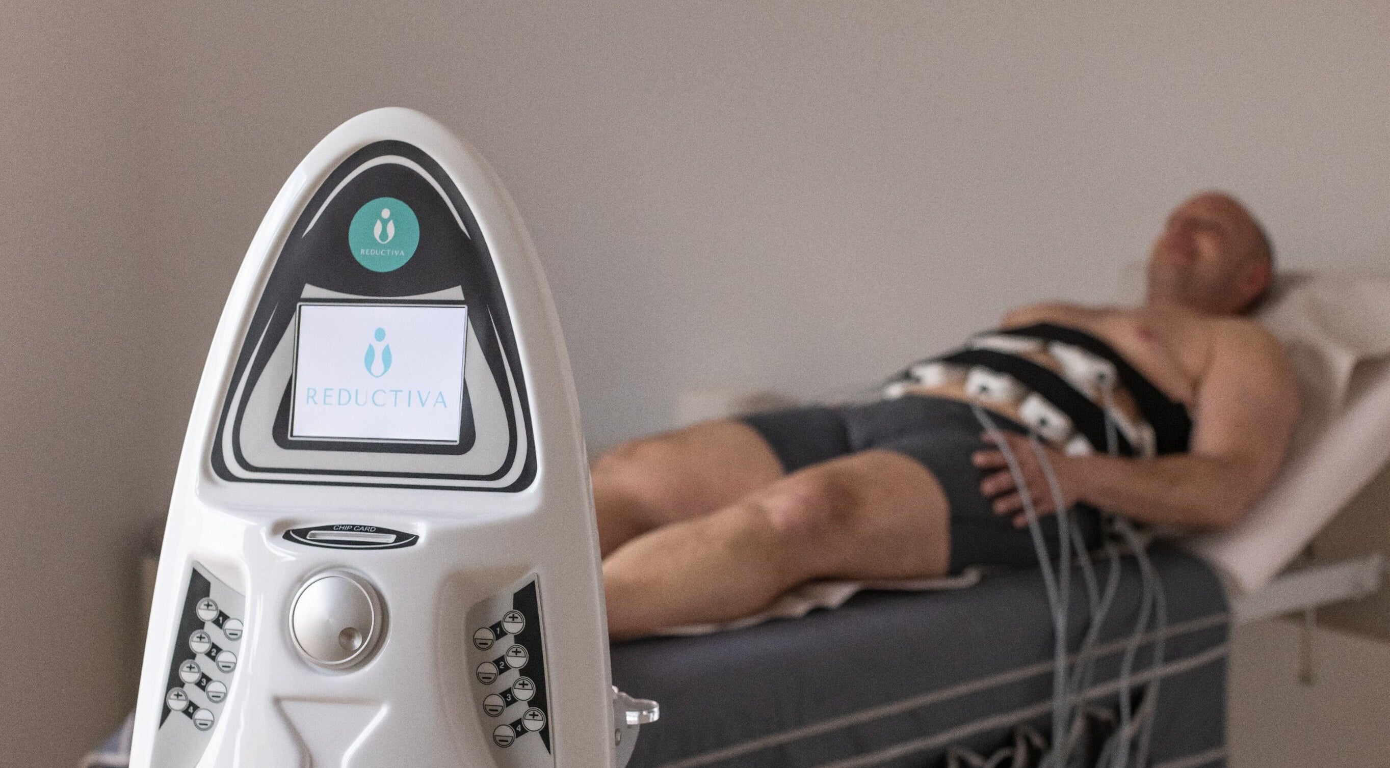 Máquina de tratamiento en REDUCTIVA Muntaner, Barcelona, Catalunya, ES, con cliente recibiendo terapia.