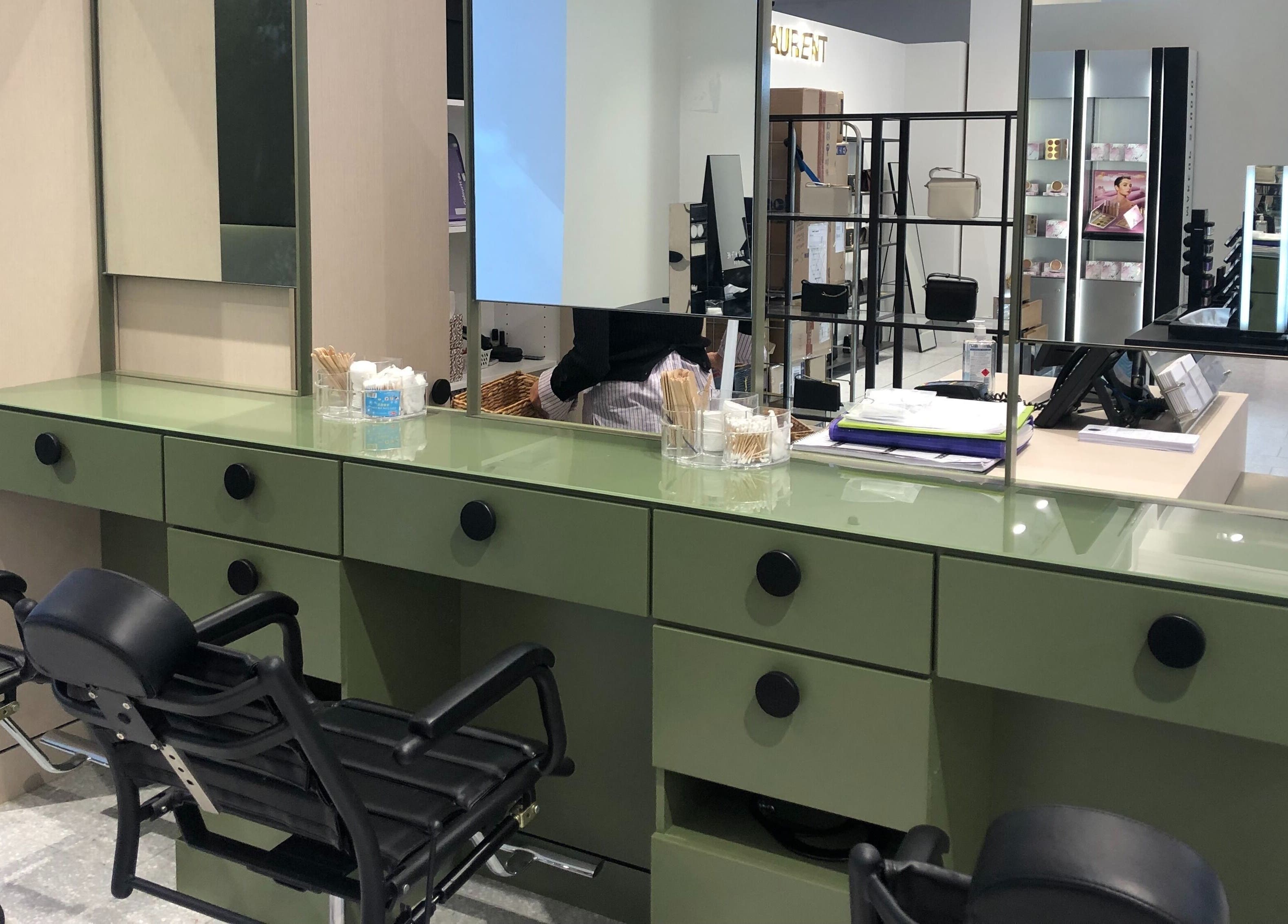 Beauty Bar at David Jones, Sydney, New South Wales, AU: modern styling area with mirrors and chairs.