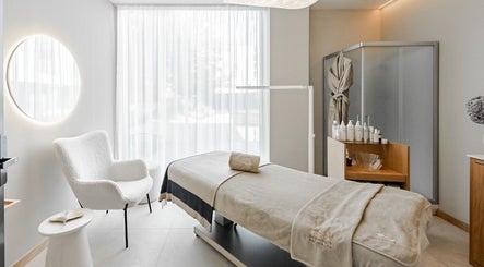 Luxusní wellness místnost v Love Your Skin, Hlavní Město Praha, Hlavní Město Praha, CZ s lehátkem a křeslem.