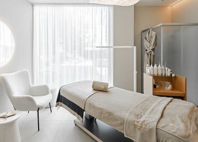 Luxusní masážní místnost v Love Your Skin, Hlavní Město Praha, Hlavní Město Praha, CZ s pohodlným křeslem.