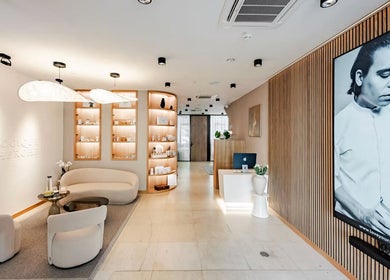 Interiér Love Your Skin v Hlavní Město Praha s elegantním designem a moderními dekoracemi.