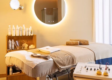 Luxusní masérský stůl v Love Your Skin, Hlavní Město Praha, CZ, připravený pro relaxaci.