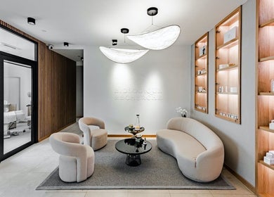 Elegantní interiér salonu Love Your Skin v Hlavní Město Praha, CZ s pohodlným posezením.