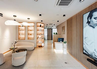 Moderní interiér Love Your Skin v Hlavní Město Praha, CZ s elegantním nábytkem a dekoracemi.