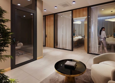 Moderní interiér salonu Love Your Skin v Hlavní Město Praha, CZ s relaxačními prvky a prosklenými dveřmi.