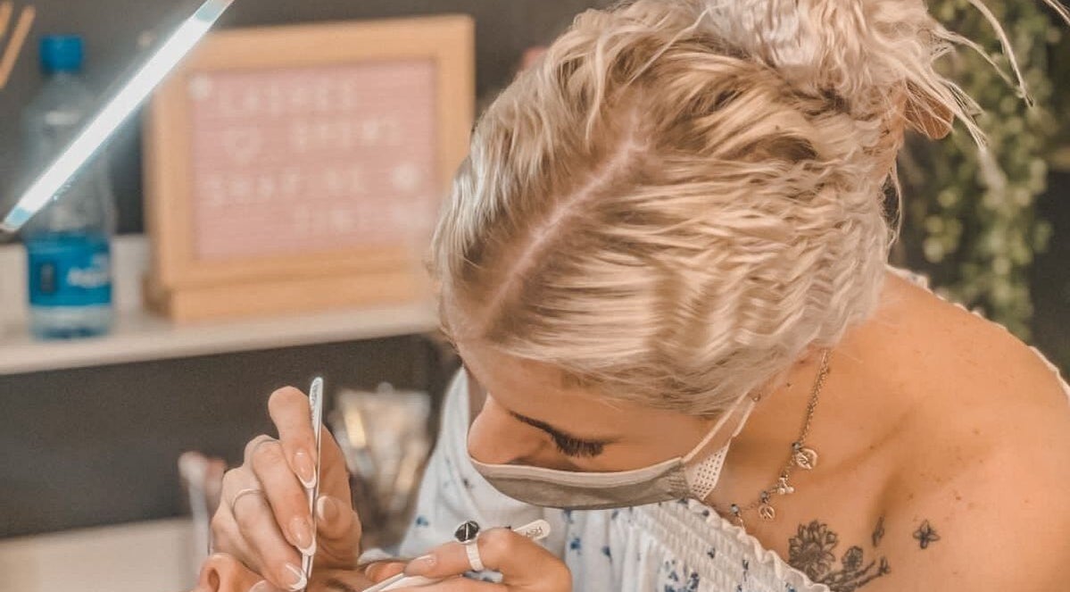 Lash stylist at Angelique's Beauty Bar in Alberton, Gauteng, ZA performs precise lash extension work.