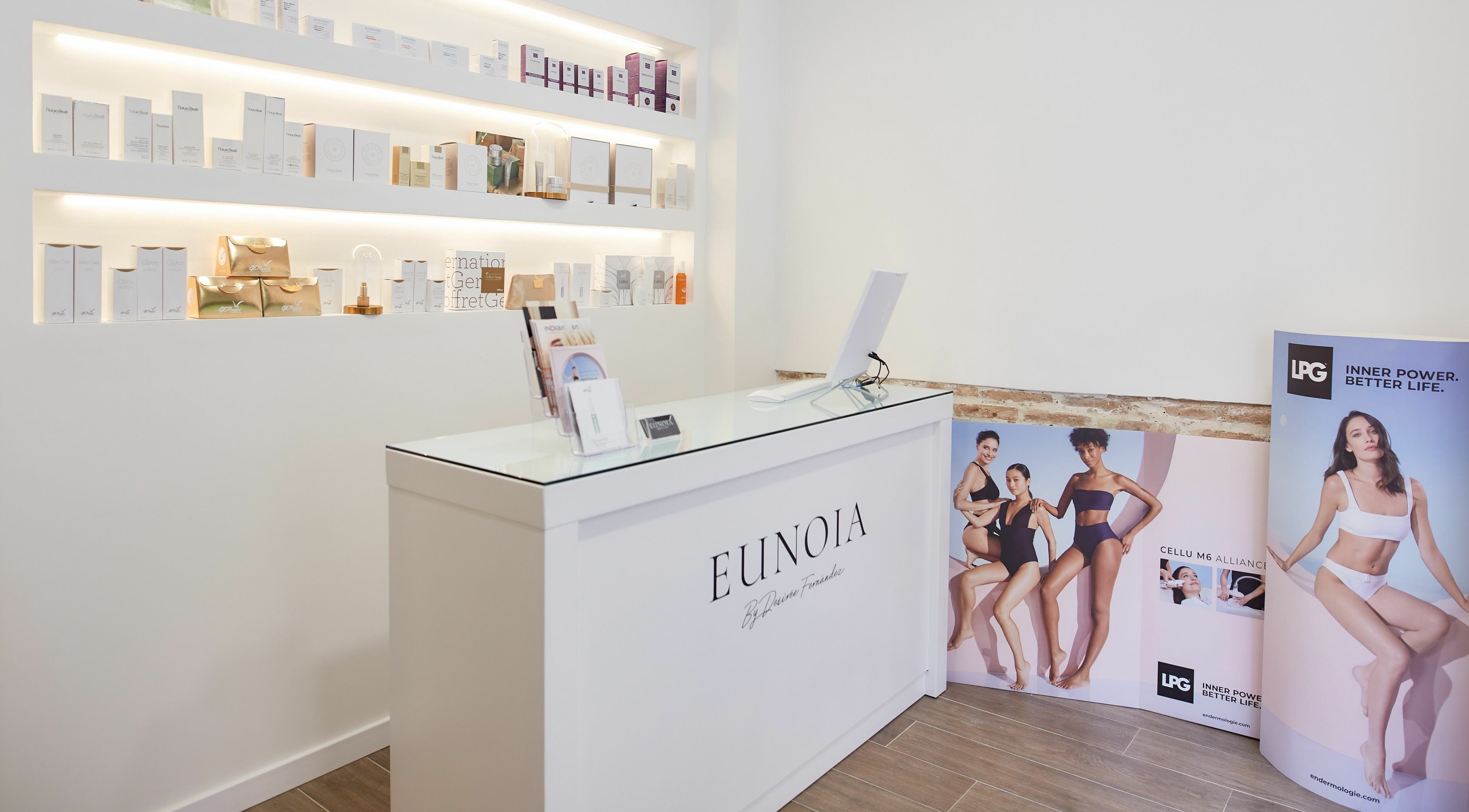 Mostrador de recepción moderno en Eunoia by Desirée Fernández, València, Comunidad Valenciana, ES.