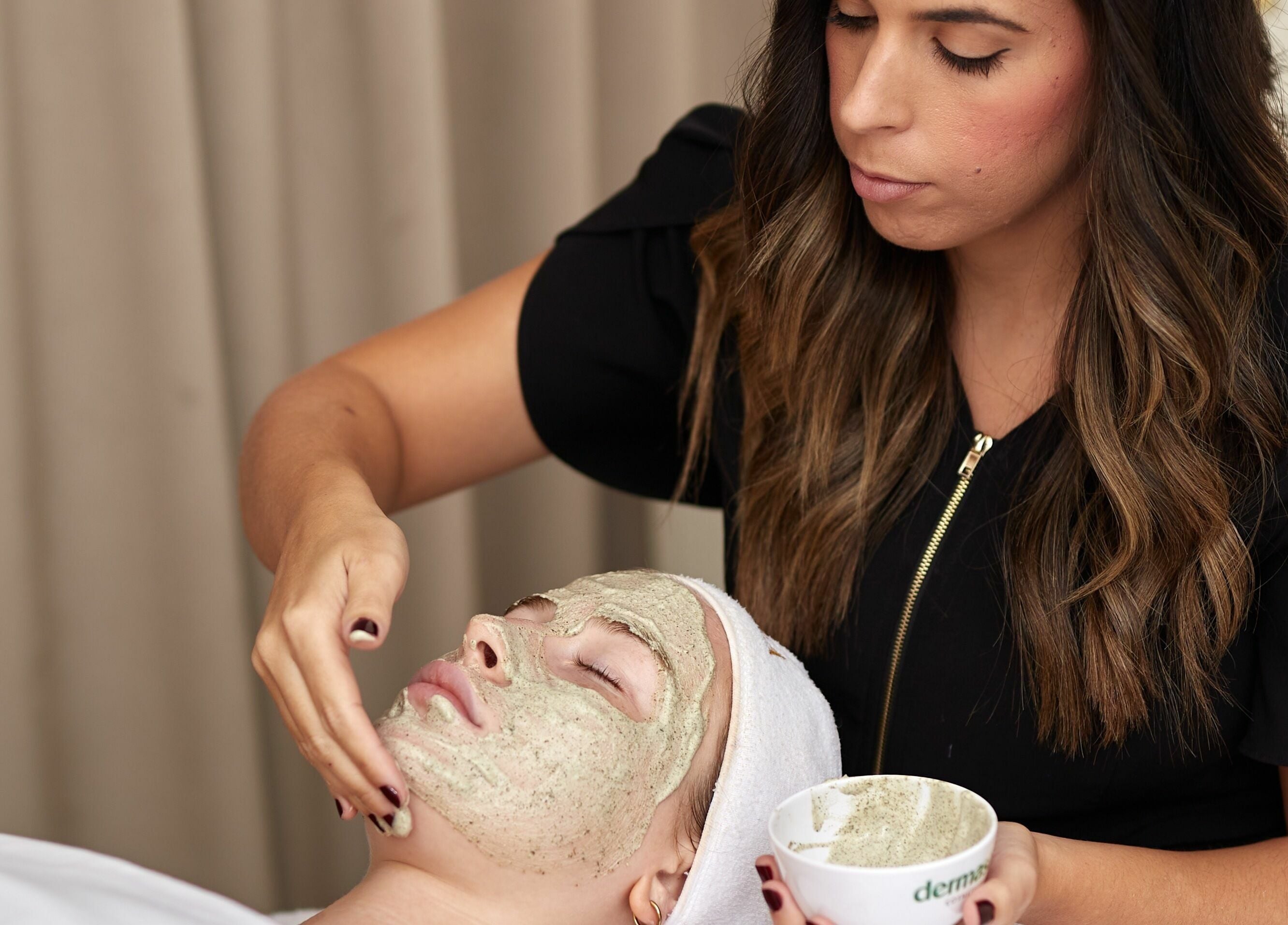 Tratamiento facial en Eunoia by Desirée Fernández, València, Comunidad Valenciana, ES.