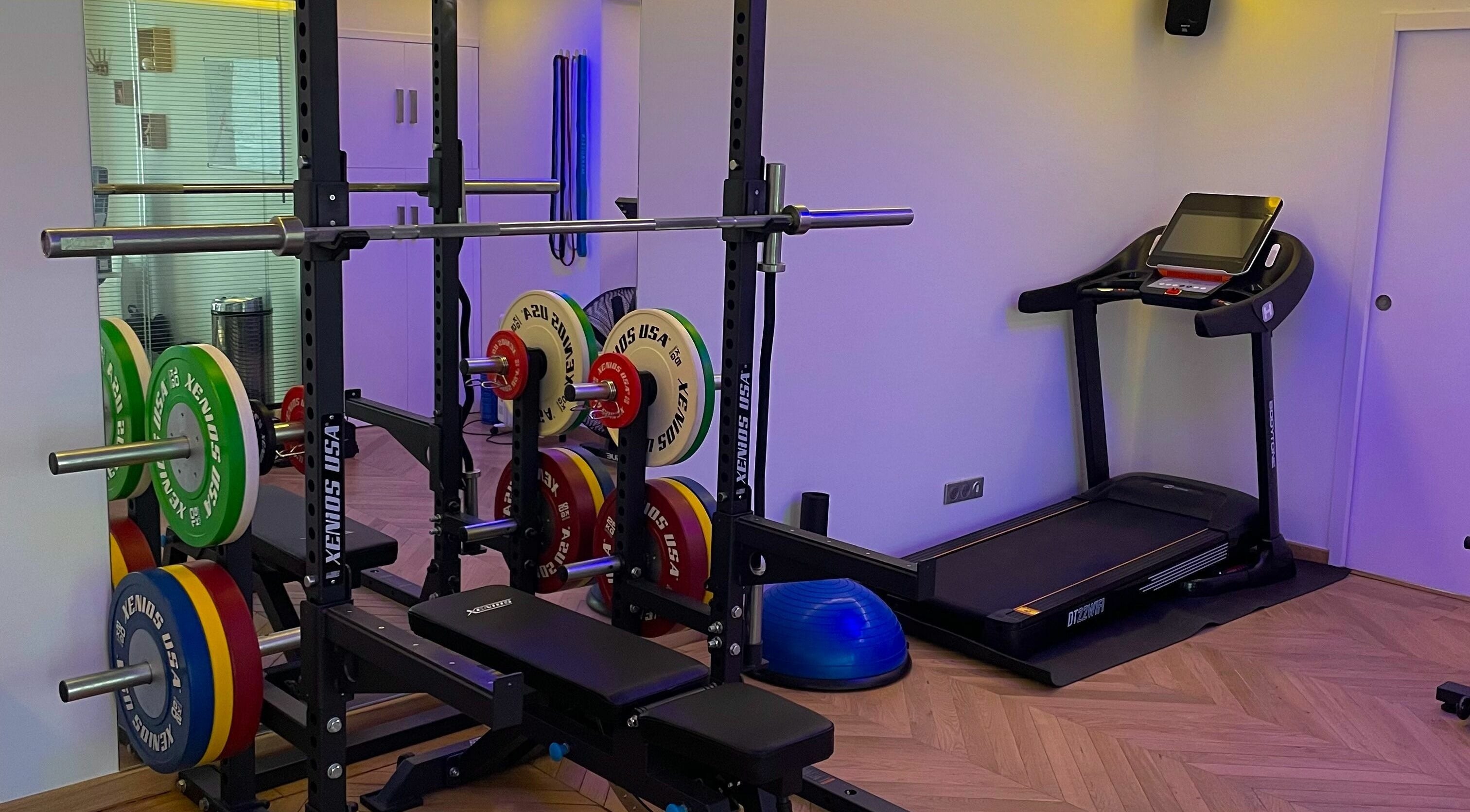 Salle d'entraînement moderne à Coach Corner, Enghien-les-bains, Île-de-france, FR avec équipements fitness.