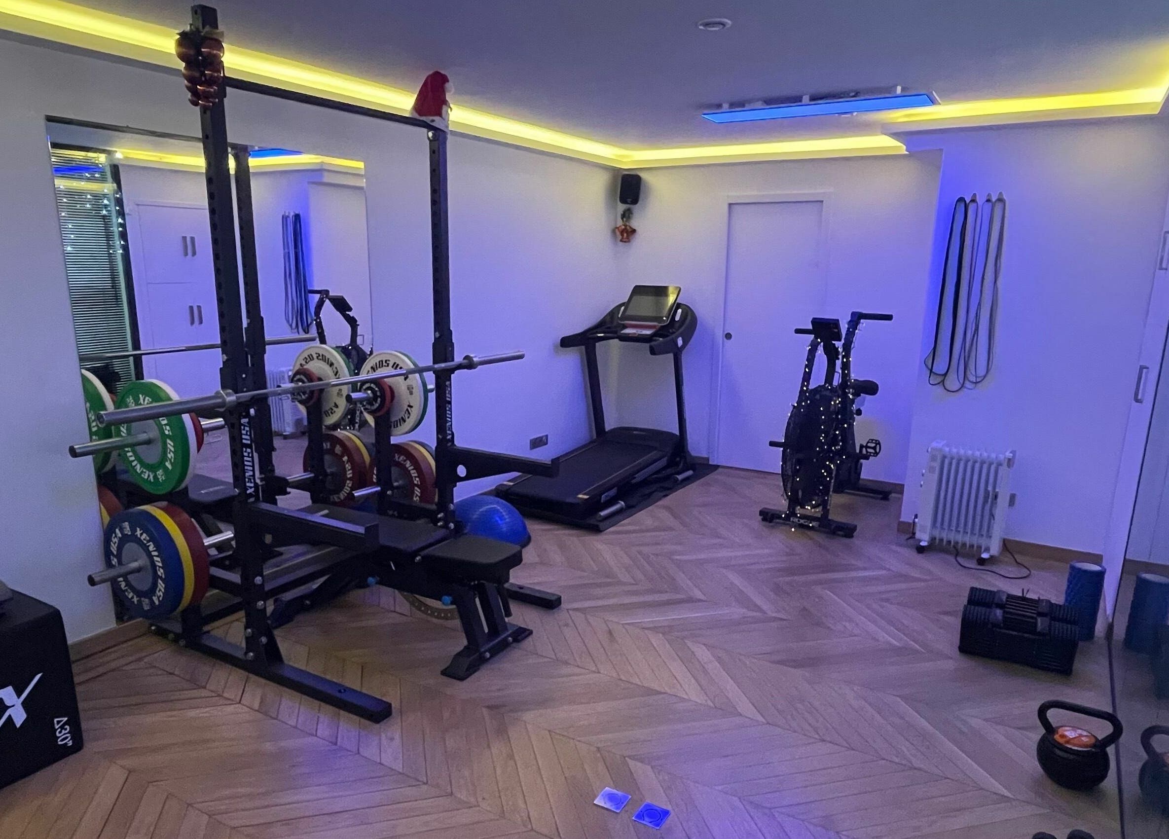 Espace fitness moderne à Coach Corner, Enghien-les-Bains, Île-de-France, avec équipements d'entraînement.