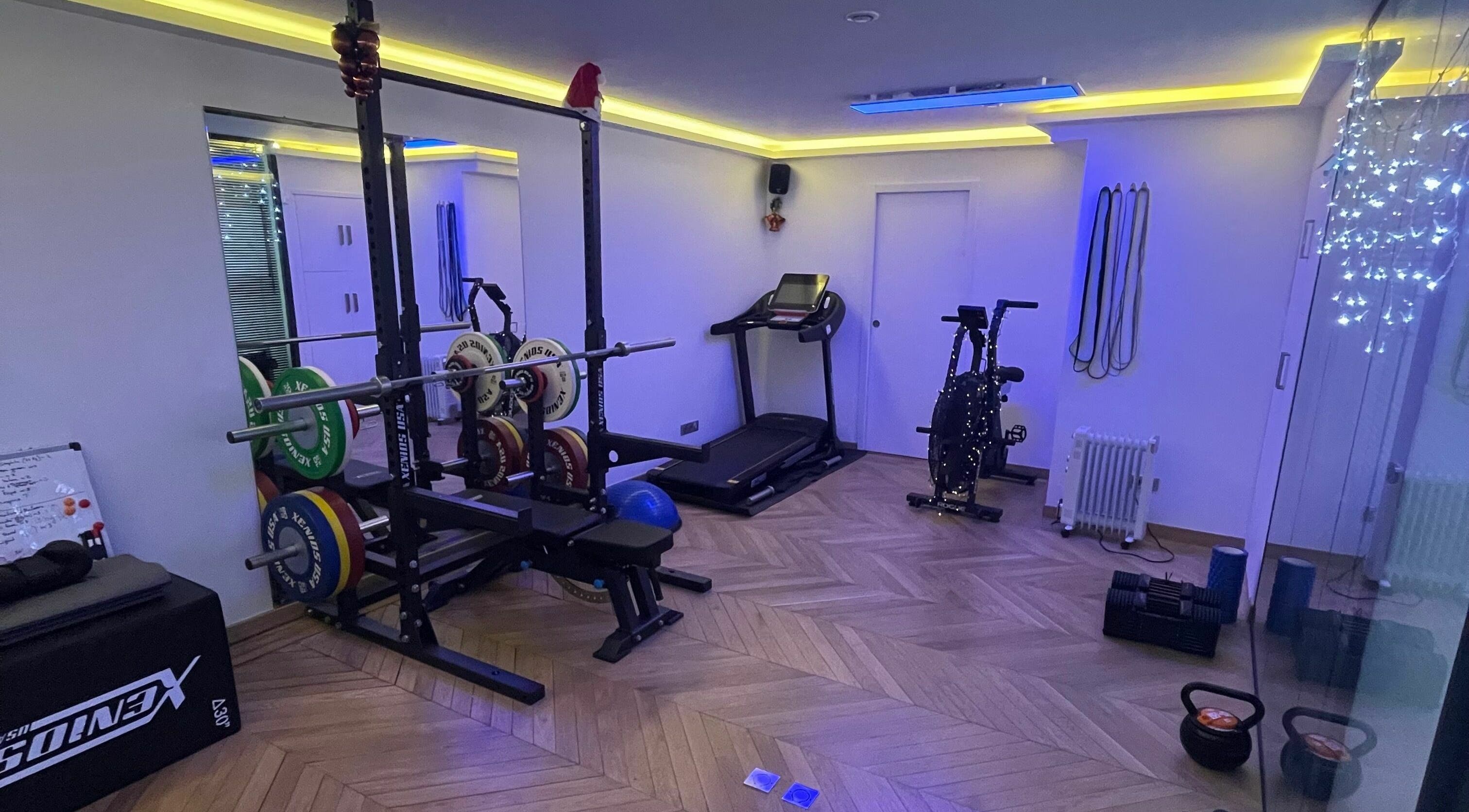 Espace fitness moderne à Coach Corner, Enghien-les-Bains, Île-de-France, avec équipements d'entraînement.