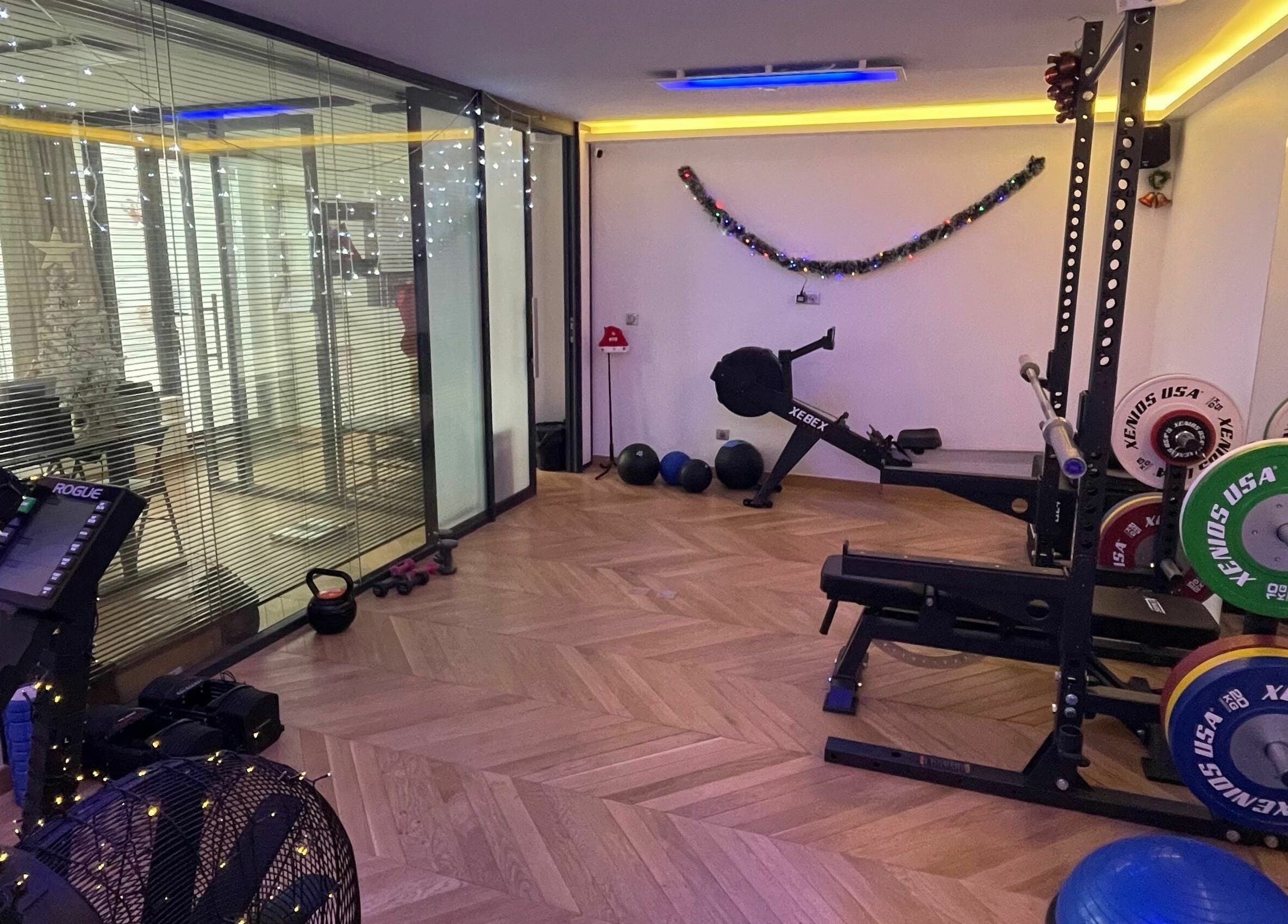 Salle de sport moderne à Coach Corner, Enghien-les-bains, Île-de-france, FR, équipée de matériel fitness.