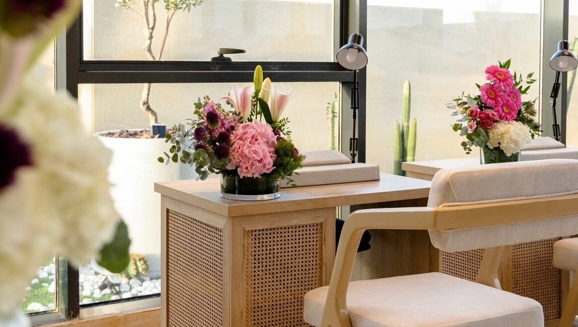 Elegant floral arrangement at Etc Boutique Spa Tahlia, Riyadh, SA. Chic spa interior décor enhancing relaxation.