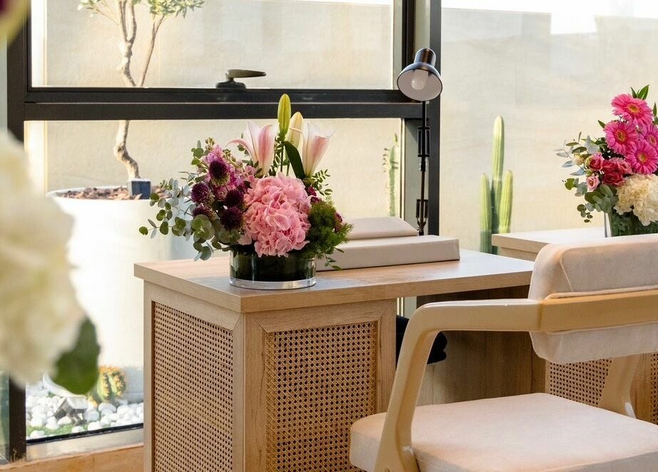 Elegant floral arrangement at Etc Boutique Spa Tahlia, Riyadh, SA. Chic spa interior décor enhancing relaxation.
