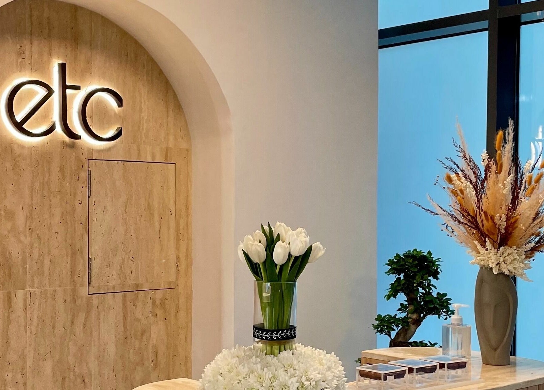 Luxurious reception at Etc Boutique Spa Tahlia, Riyadh, SA with flowers and decor.