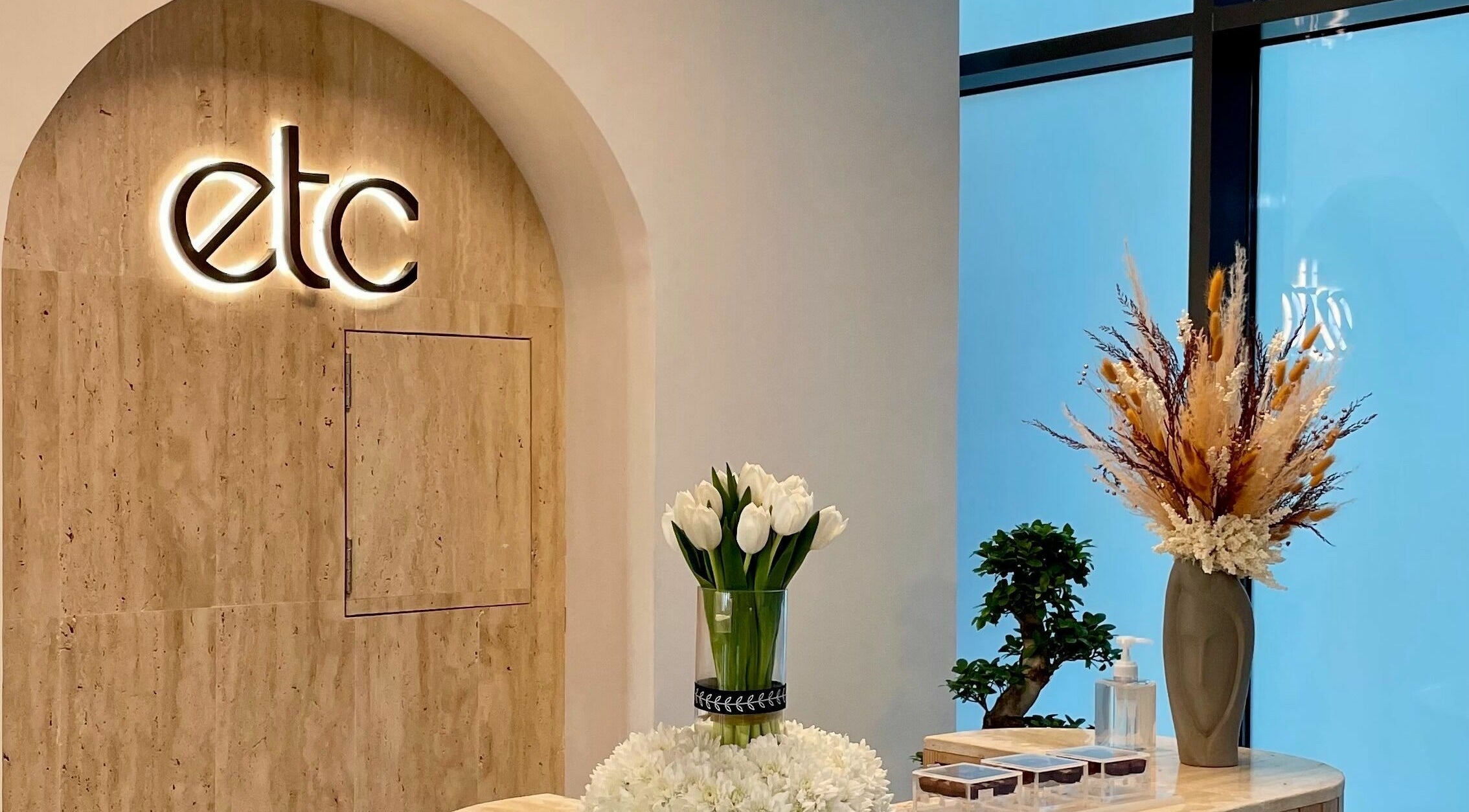 Luxurious reception at Etc Boutique Spa Tahlia, Riyadh, SA with flowers and decor.