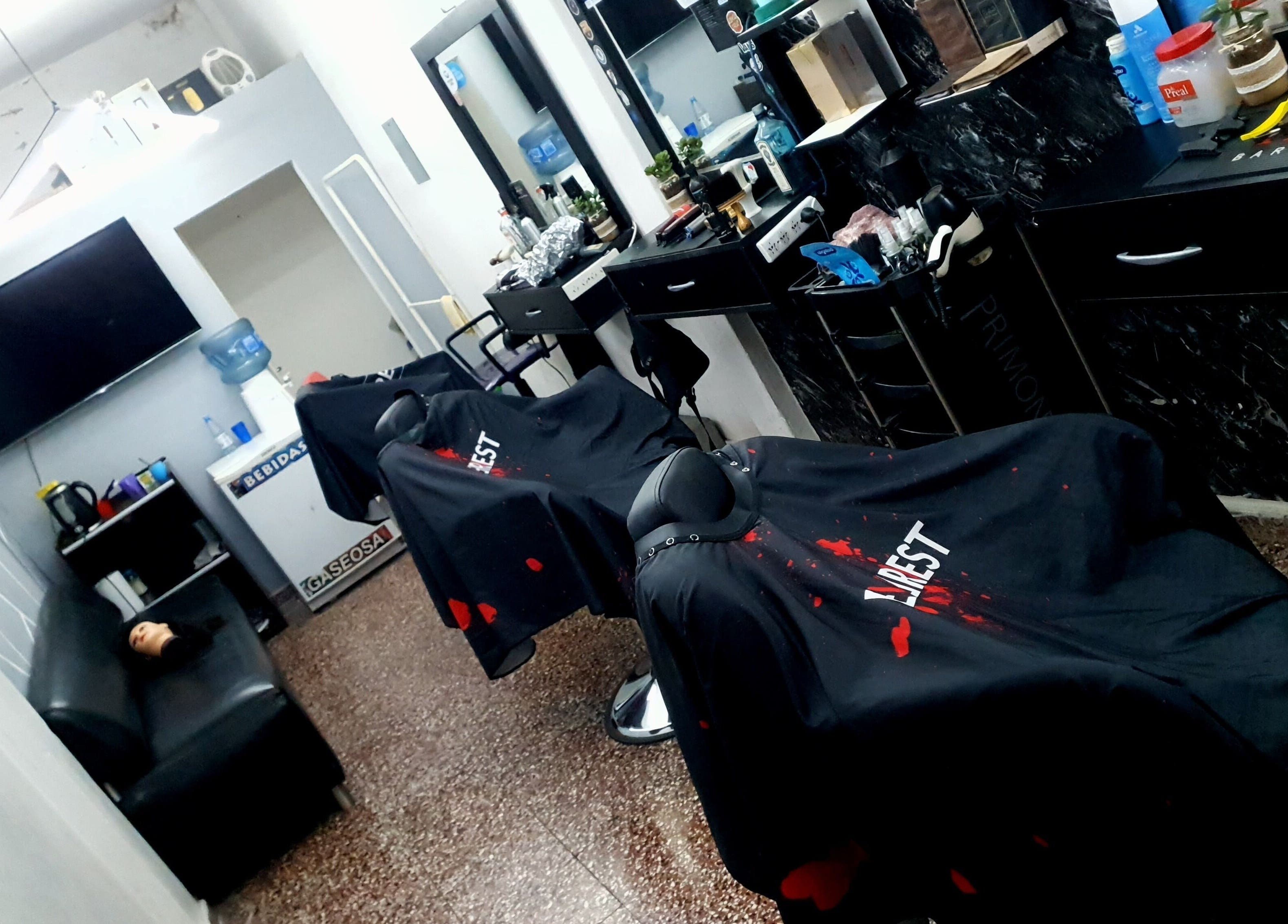 Interior moderno de Apuro Fade en Billinghurst, Provincia De Buenos Aires, AR con sillas y espejos elegantes.