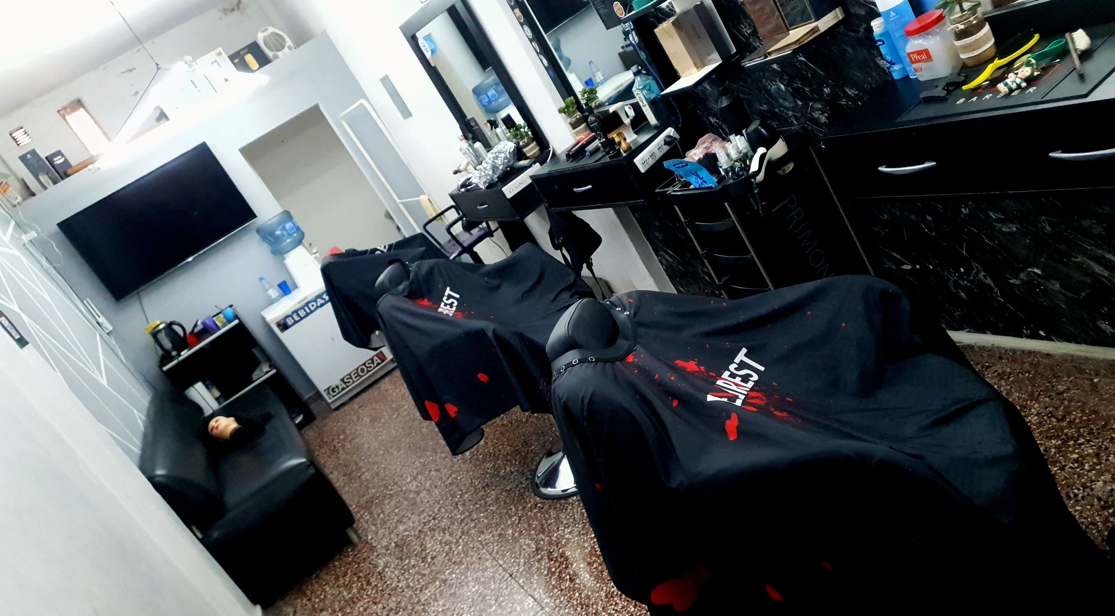 Interior moderno de Apuro Fade en Billinghurst, Provincia De Buenos Aires, AR con sillas y espejos elegantes.