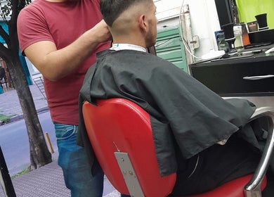 Cliente en Apuro Fade recibiendo un corte moderno en Billinghurst, Provincia De Buenos Aires, AR.