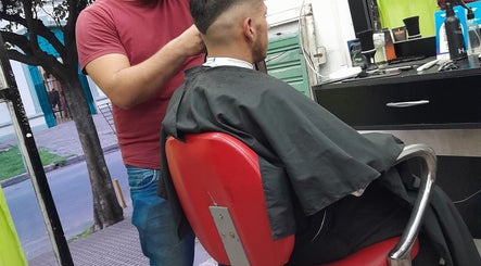 Cliente en Apuro Fade recibiendo un corte moderno en Billinghurst, Provincia De Buenos Aires, AR.