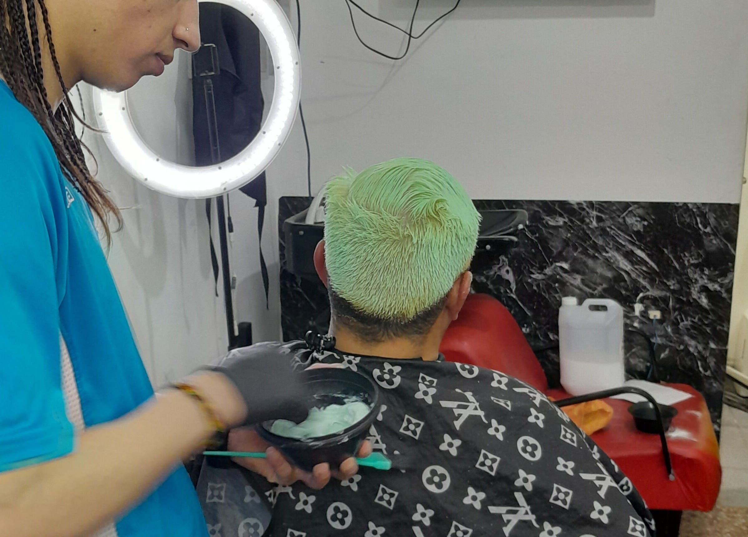 Tinte verde aplicado en Apuro Fade, Billinghurst, Provincia De Buenos Aires, AR, destacando el cuidado capilar.