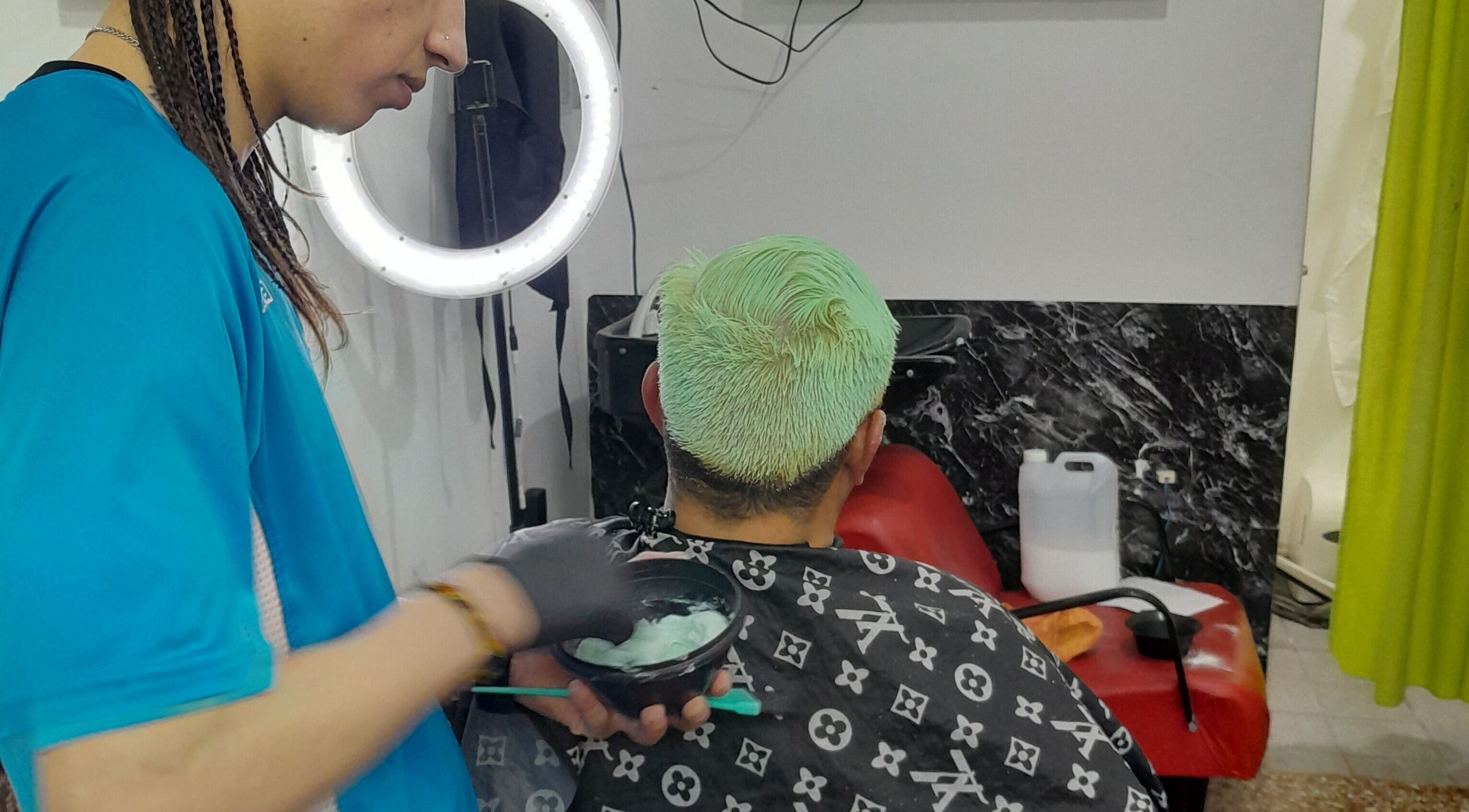 Tinte verde aplicado en Apuro Fade, Billinghurst, Provincia De Buenos Aires, AR, destacando el cuidado capilar.