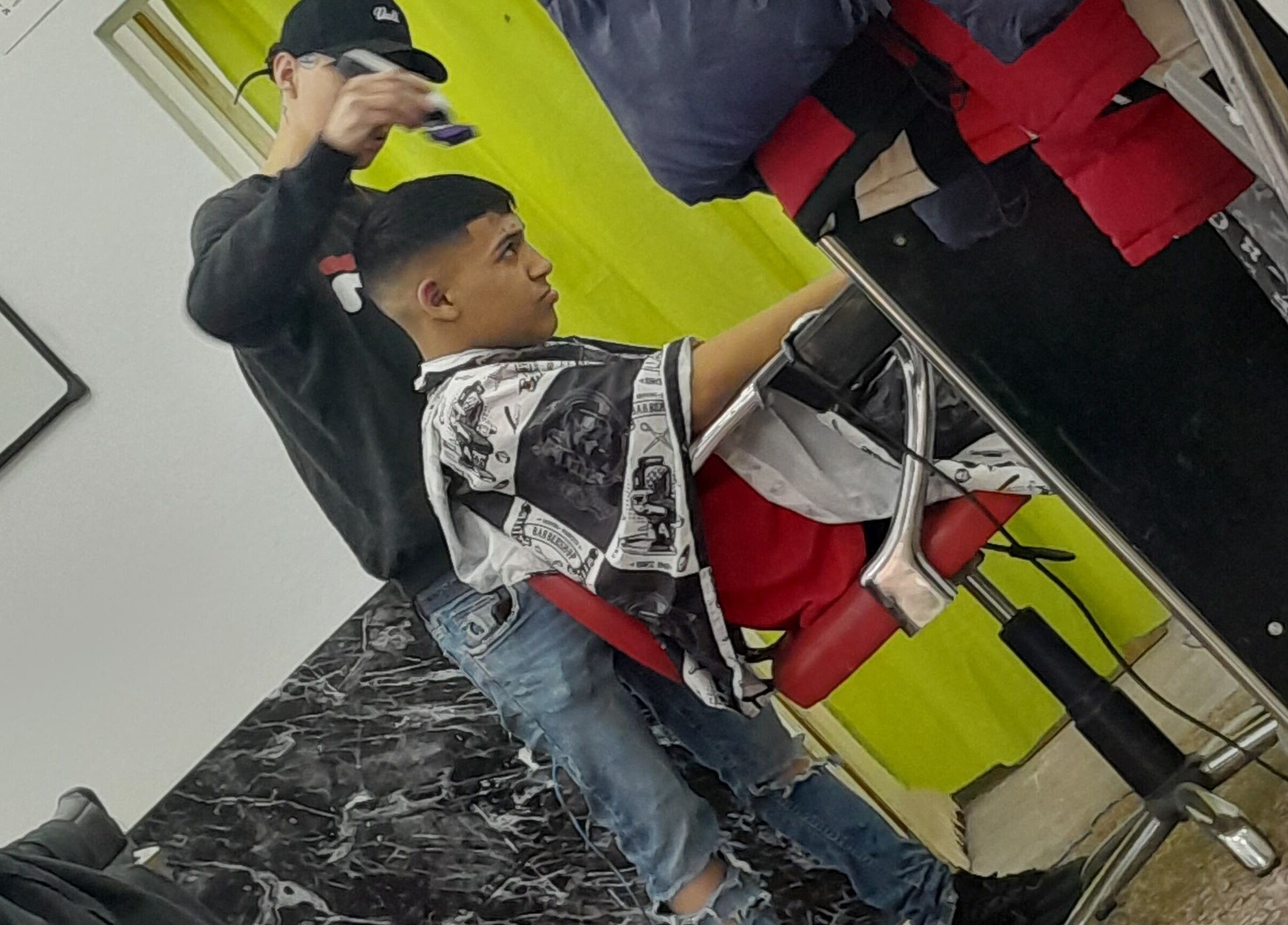 Barbero en Apuro Fade ofrece corte moderno en Billinghurst, Provincia De Buenos Aires, AR.