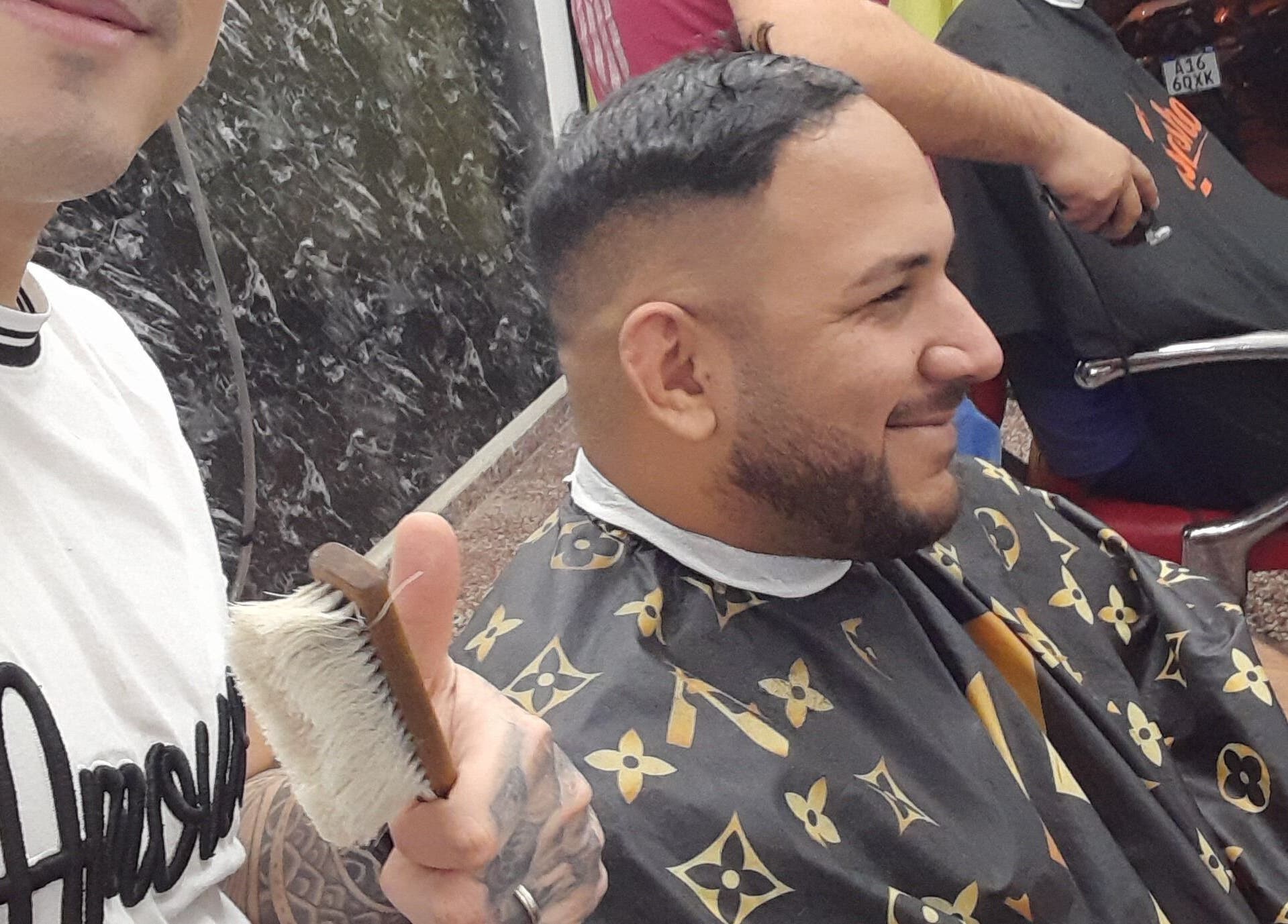 Cliente satisfecho con corte moderno en Apuro Fade, Billinghurst, Provincia De Buenos Aires, AR.