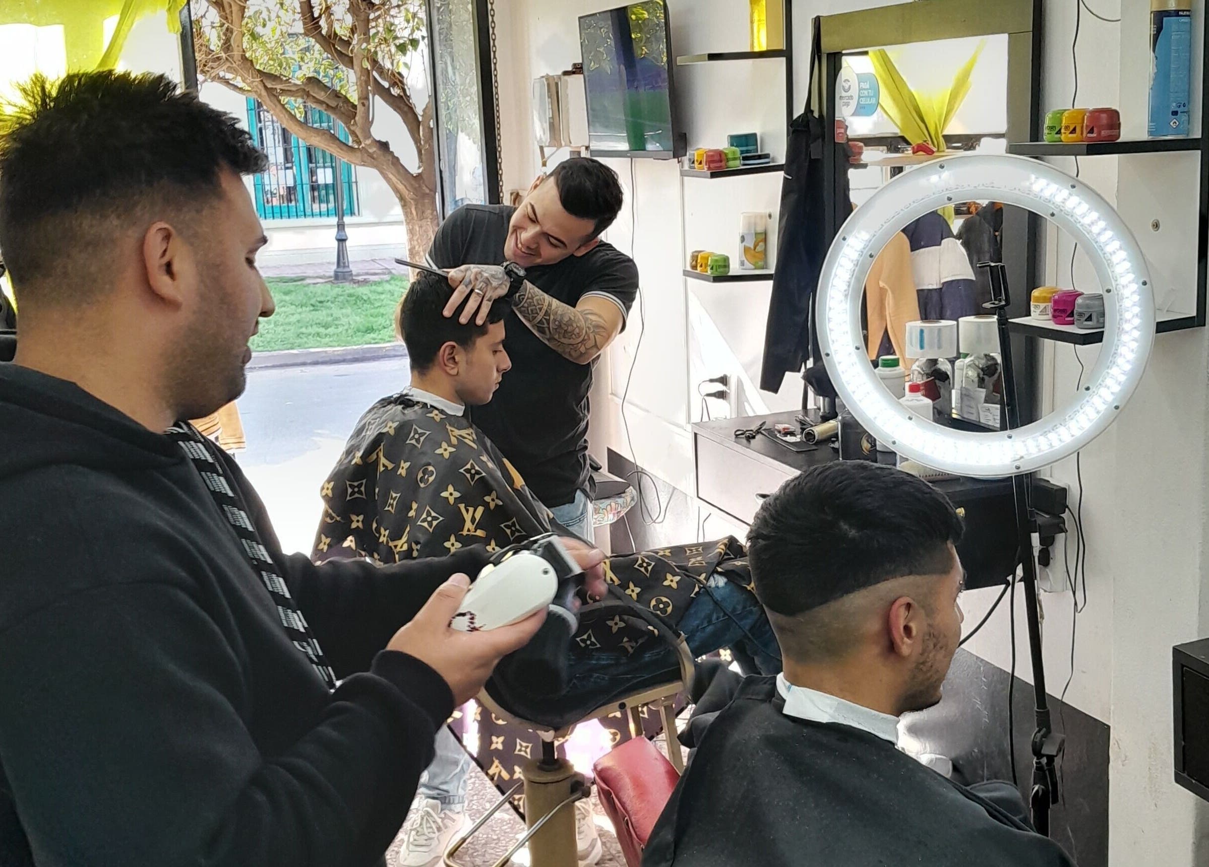 Barbero trabajando en Apuro Fade, Billinghurst, Provincia De Buenos Aires, AR, brindando cortes de cabello precisos.