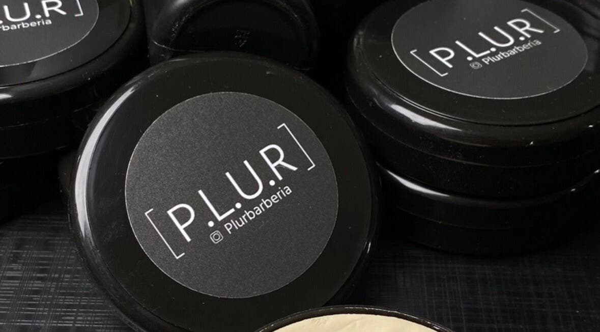 Productos PLUR en Buenos Aires, Buenos Aires, AR, mostrando envases de belleza exclusivos.
