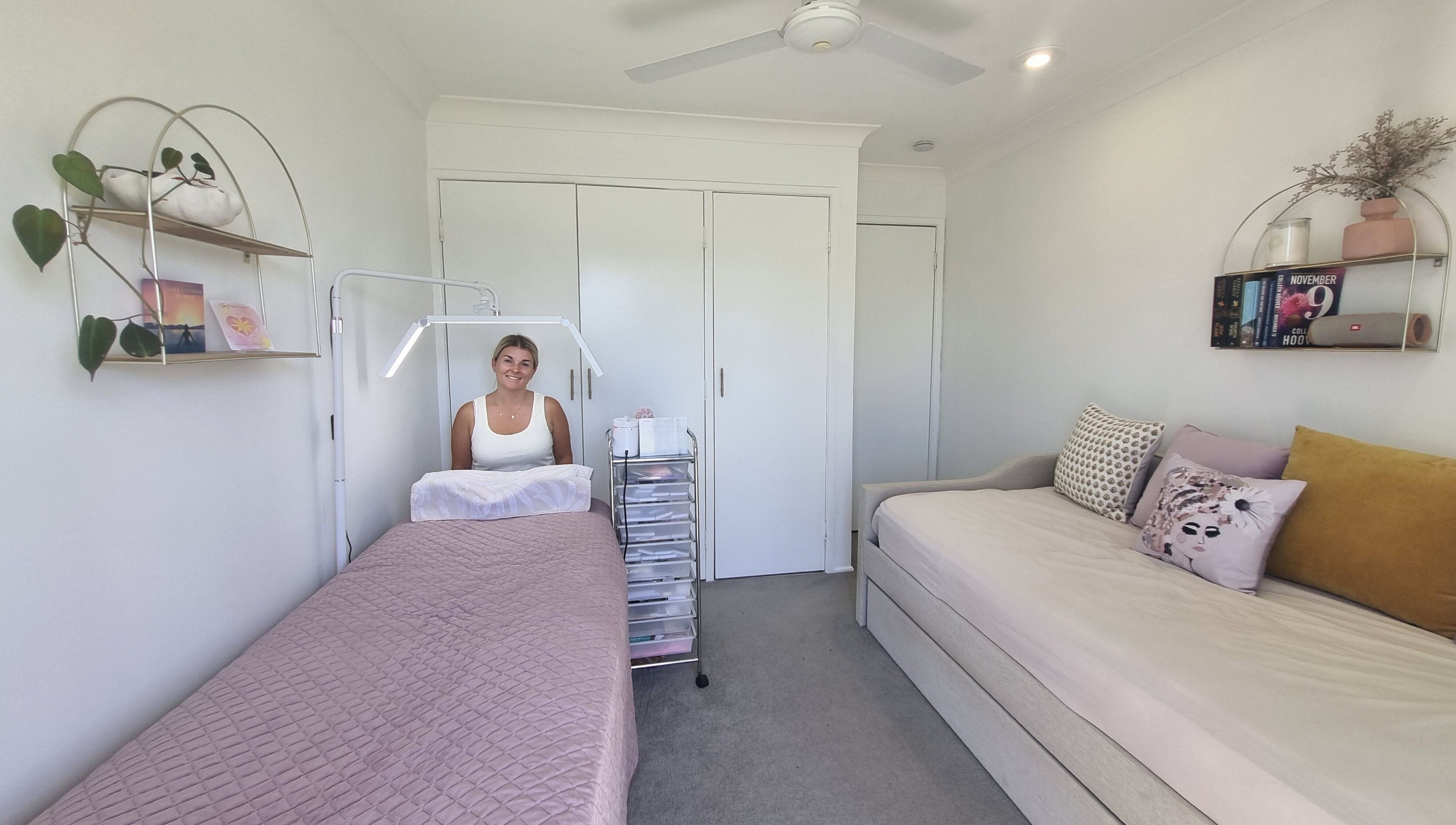 Relaxing spa room at Saphire Lashes & Beauty in Burleigh Waters, Queensland, AU. Cozy ambiance with a smiling therapist.