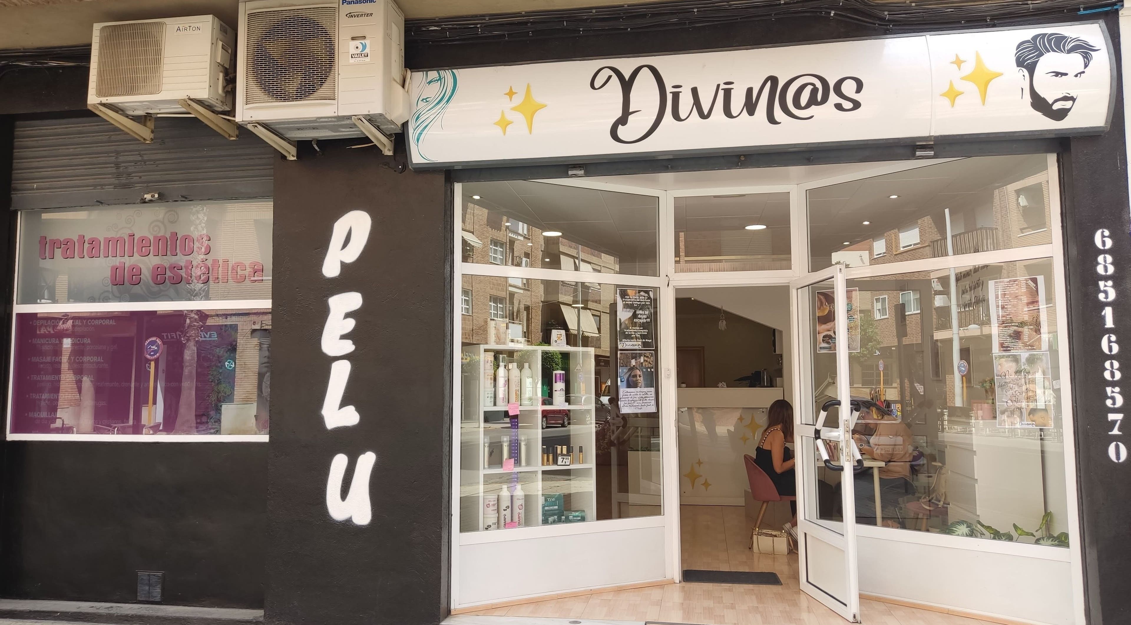 Fachada de Divinas Look Pelu en Paiporta, Comunidad Valenciana, ES, mostrando entrada y escaparate elegante.