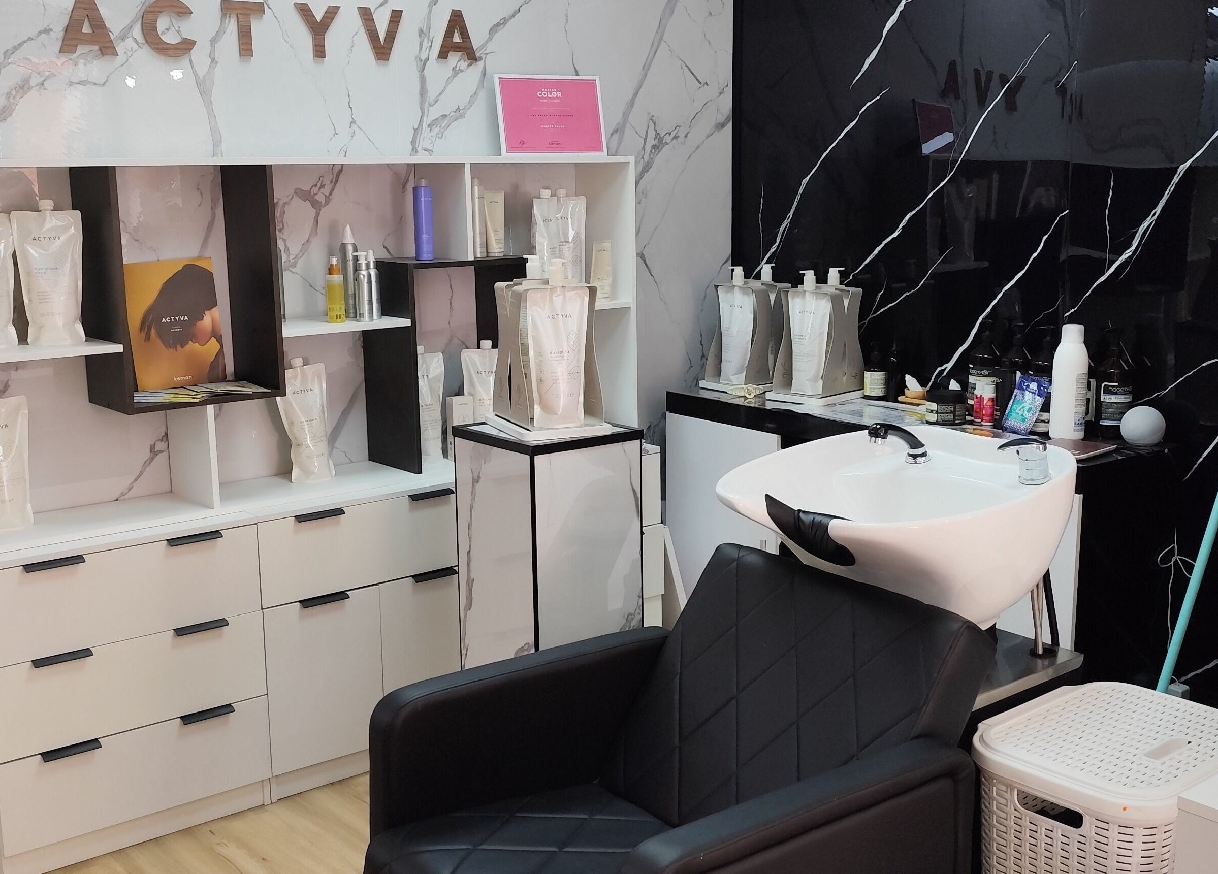 Zona de lavado de cabello en Divinas Look Pelu, Paiporta, Comunidad Valenciana, ES. Elegante y moderno.