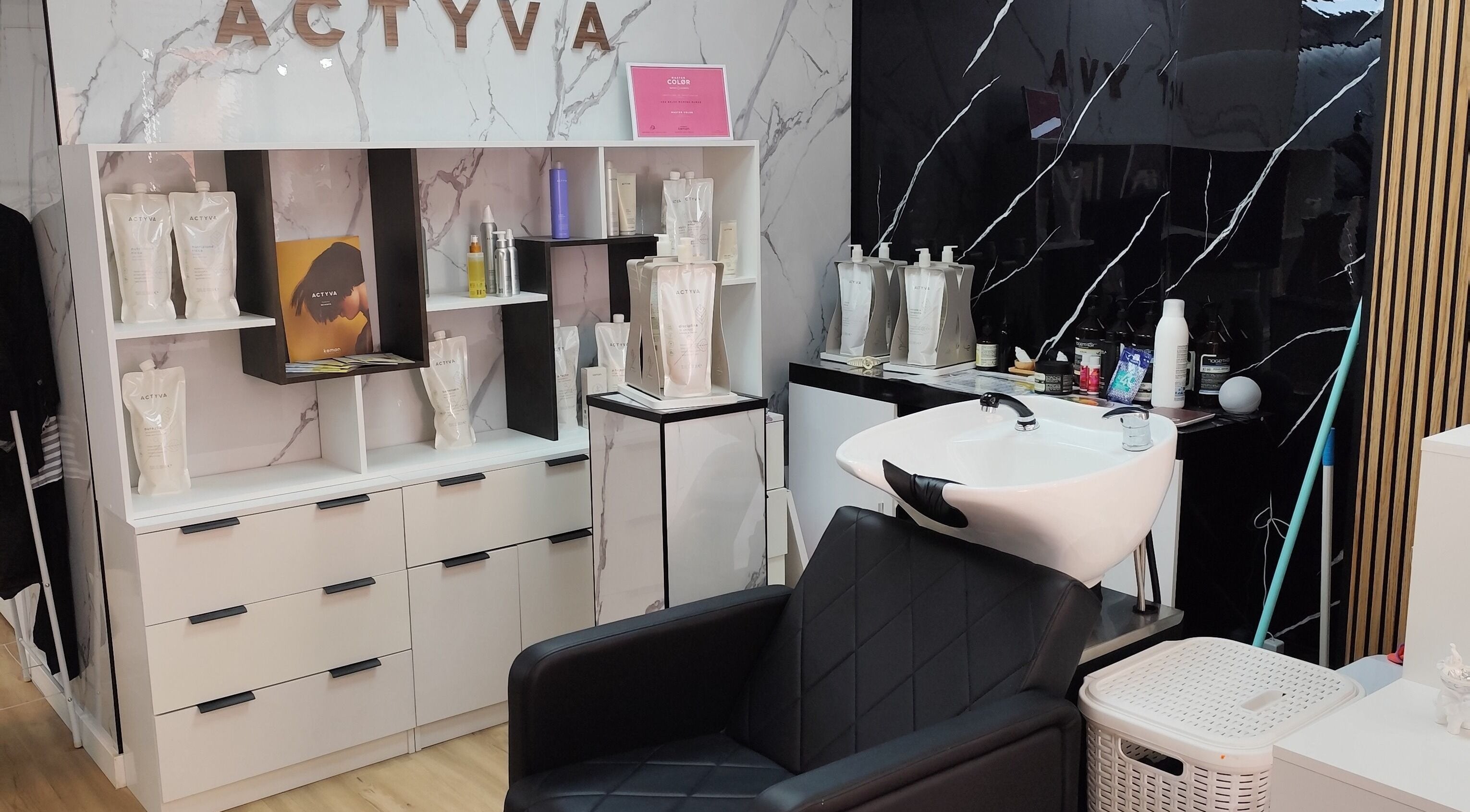 Zona de lavado de cabello en Divinas Look Pelu, Paiporta, Comunidad Valenciana, ES. Elegante y moderno.