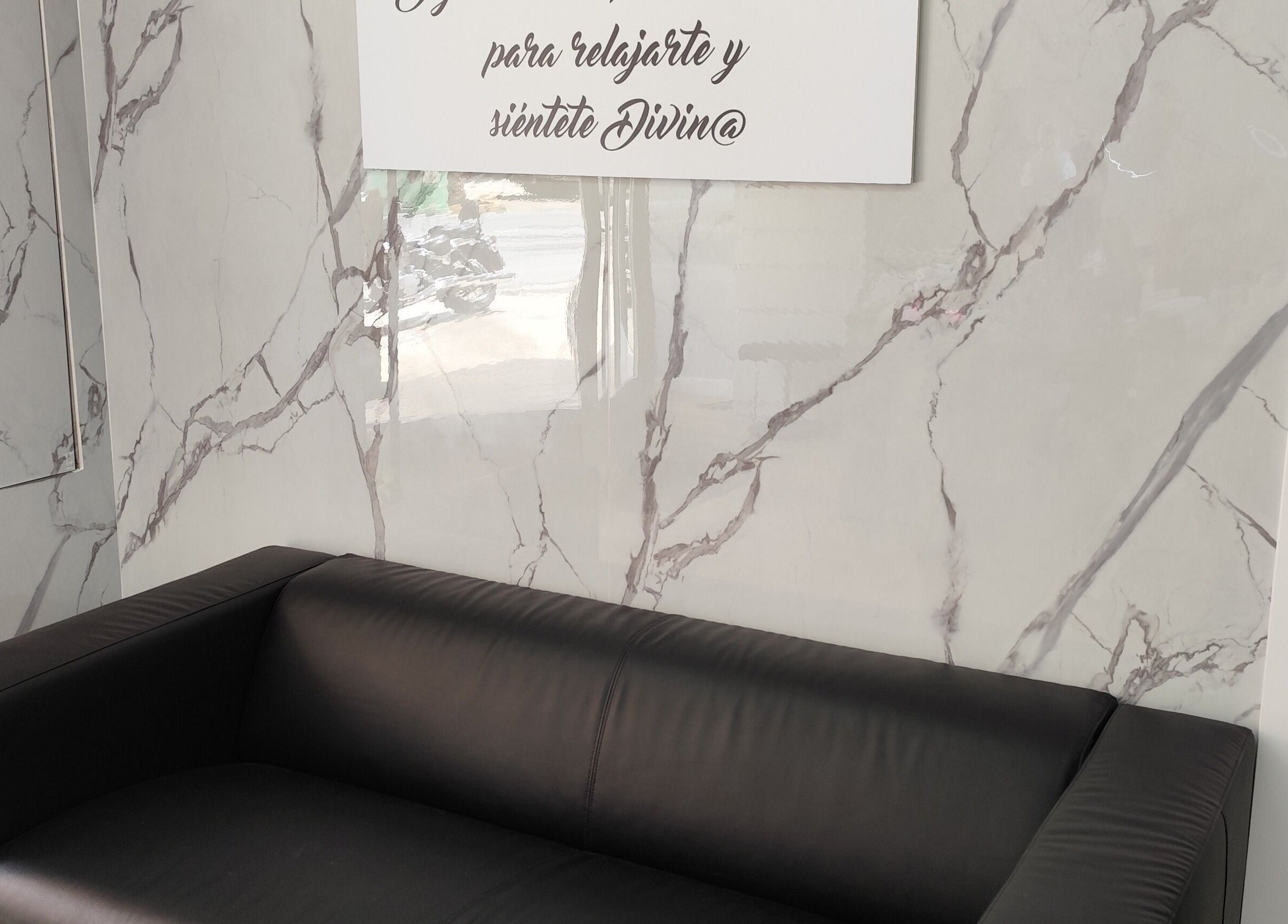 Sofá elegante en Divinas Look Pelu, Paiporta, Comunidad Valenciana, ES, perfecto para la relajación.