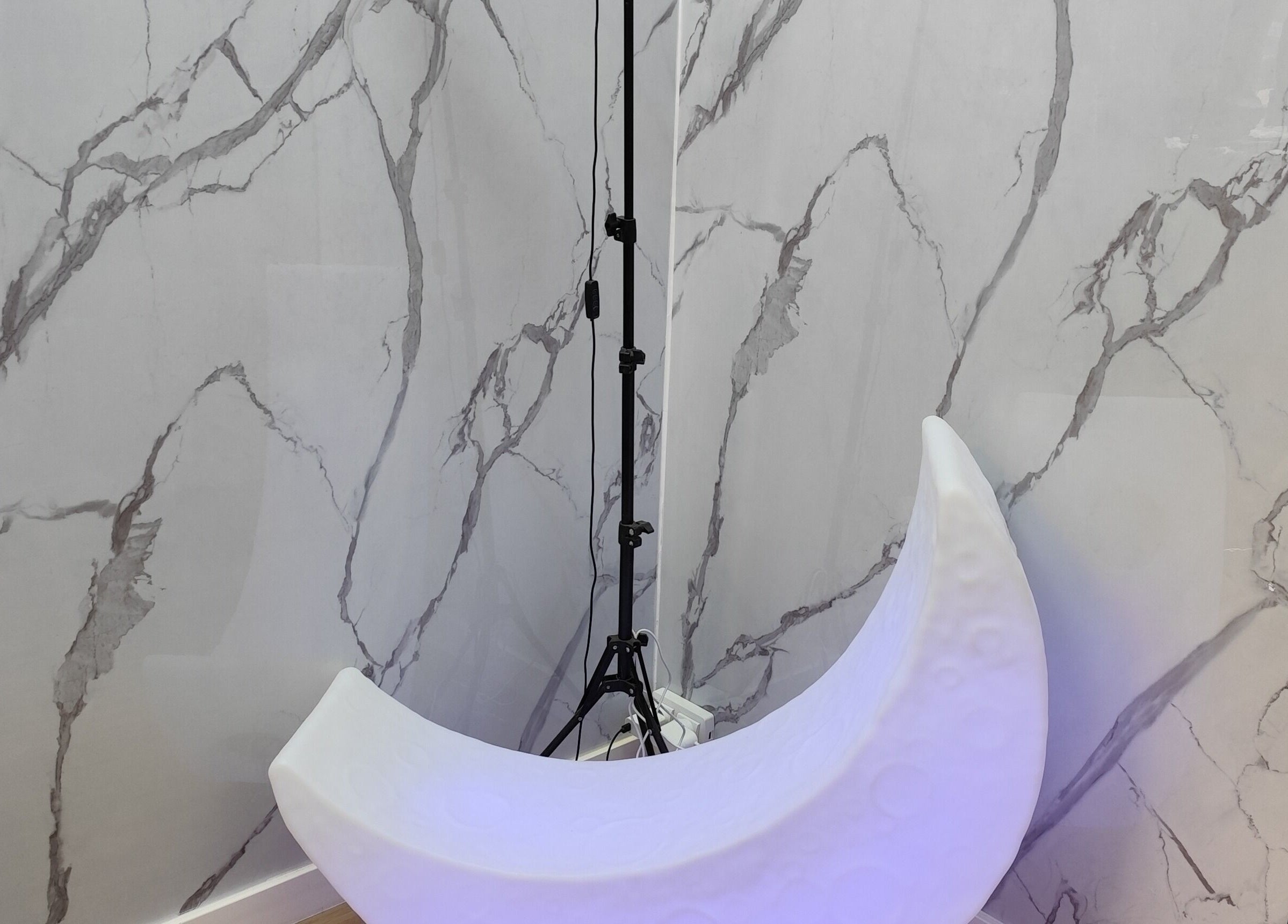 Decoración lunar en Divinas Look Pelu, Paiporta, Comunidad Valenciana, ES. Elegante pared de mármol.