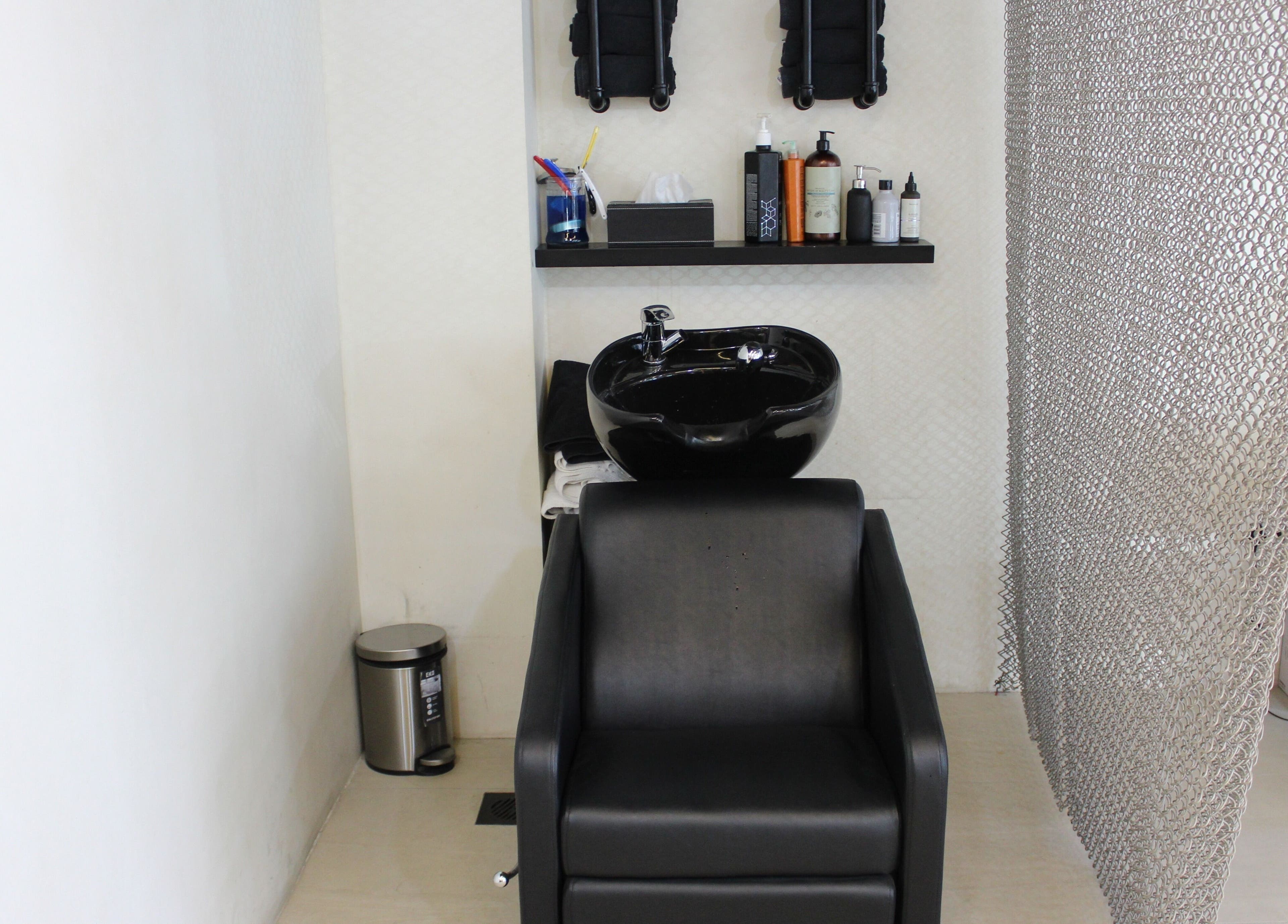 Modern black wash station at Hairmess, Dubai, Dubai, AE, offering premium salon services.