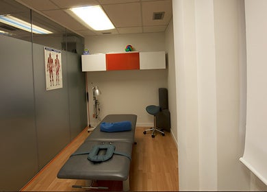 Sala de tratamiento en REvive Salud, Majadahonda, Comunidad De Madrid, ES, equipada con camilla profesional.