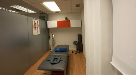 Sala de tratamiento en REvive Salud, Majadahonda, Comunidad De Madrid, ES, equipada con camilla profesional.