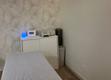 Sala de tratamiento en REvive Salud, Majadahonda, Comunidad De Madrid, ES, con diseño minimalista y ambiente relajante.