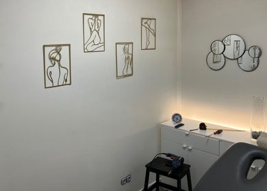 Sala de tratamiento elegante en REvive Salud, Majadahonda, Comunidad De Madrid, ES, con decoración artística.