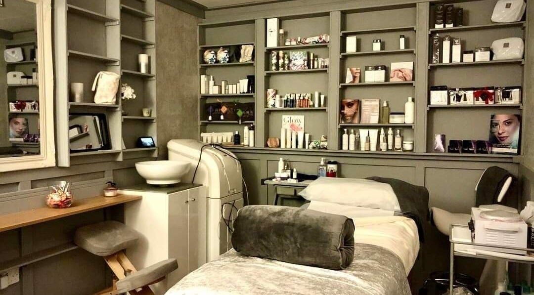 Relaxing spa room at Ilubeauty in Rugby, England, GB with skincare products and massage bed.