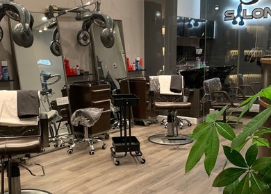 Modern salon interior at 888 Salon, featuring stylish chairs and mirrors in Chicago, Illinois, US.